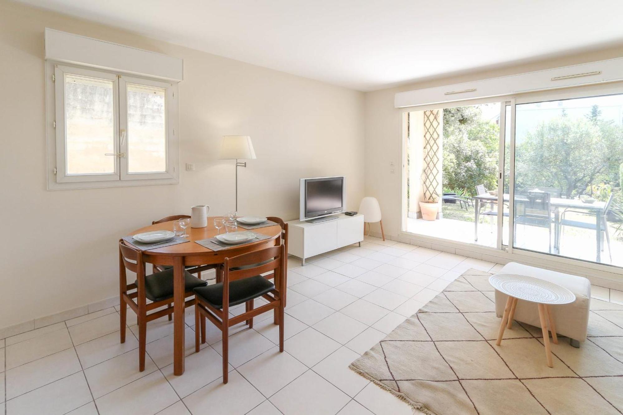 Appartement Charming & Bright Flat With Ac Garden 300m And Closed Garage - Benakey *