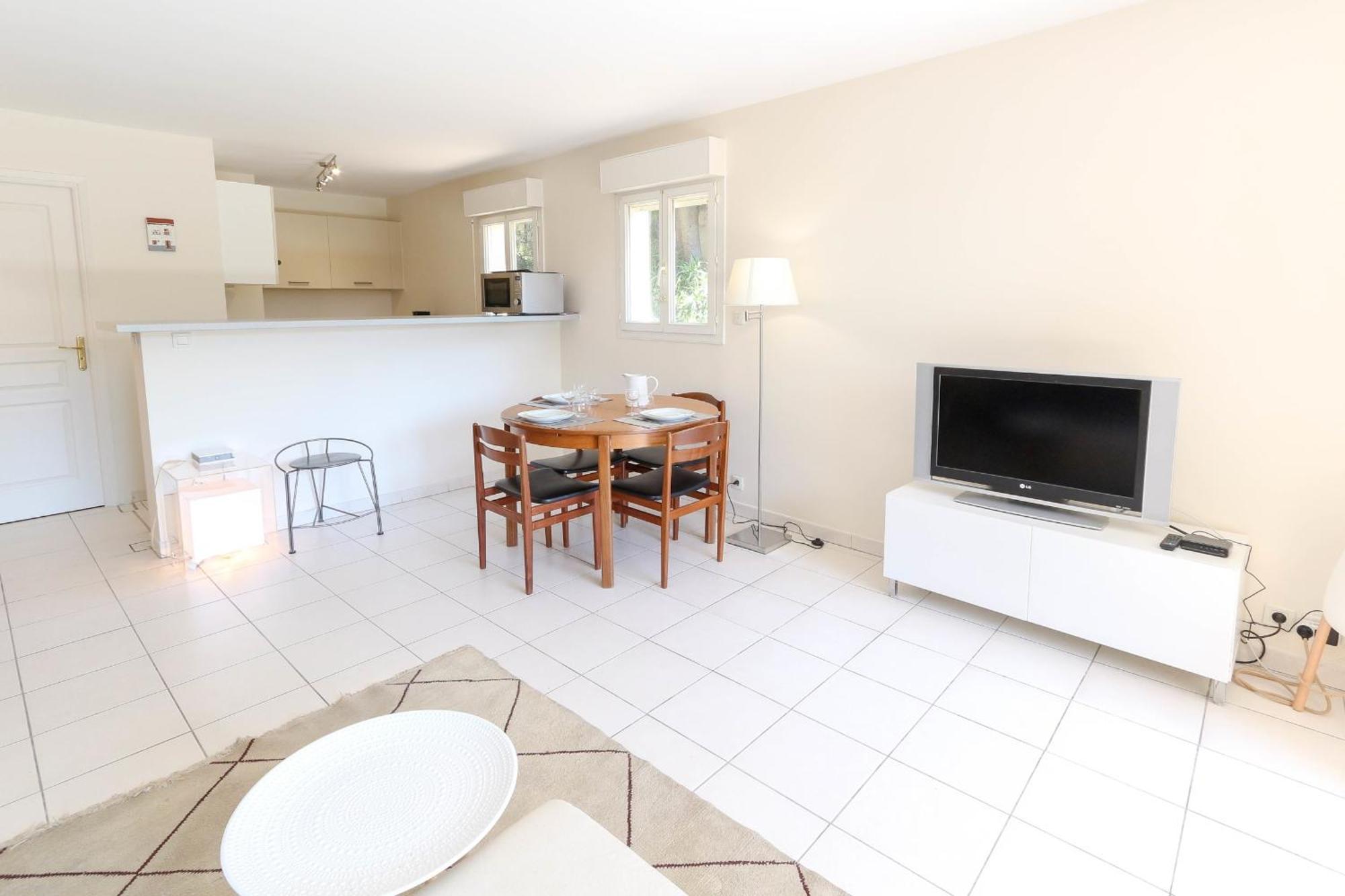 Charming & Bright Flat With Ac Garden 300m And Closed Garage - Benakey Appartement Cannes