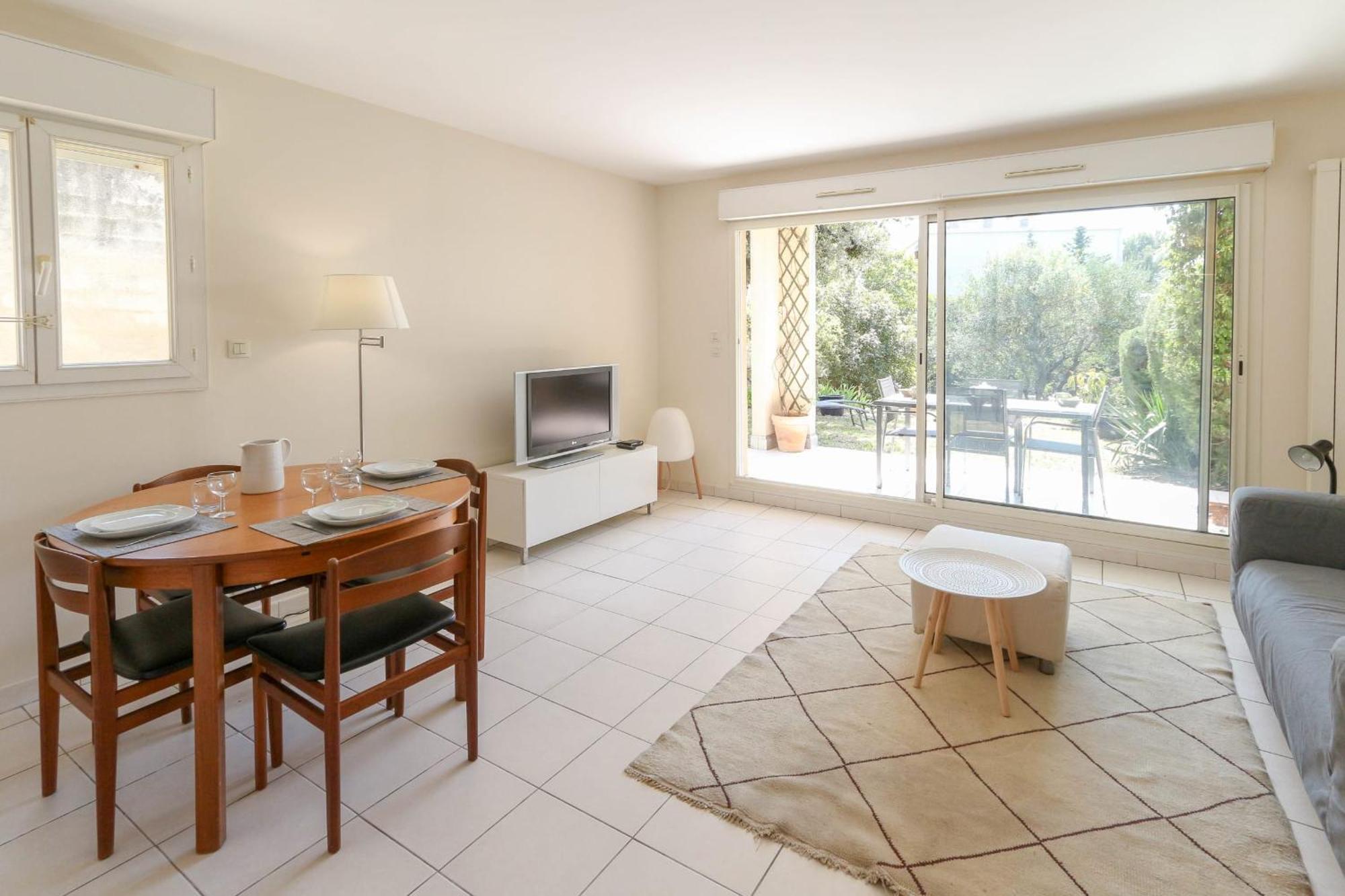Appartement Charming & Bright Flat With Ac Garden 300m And Closed Garage - Benakey *