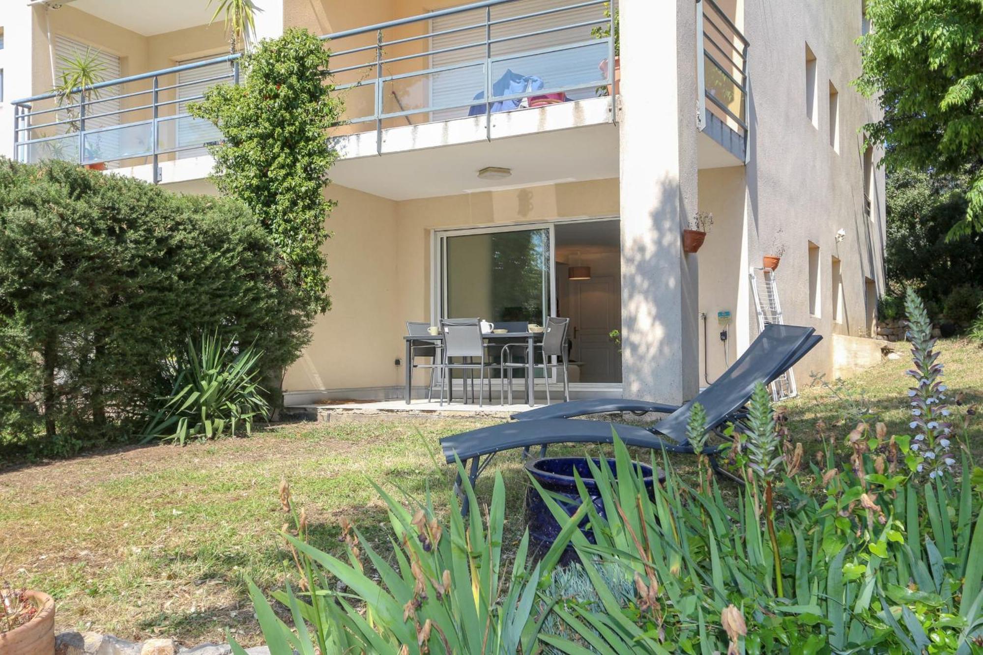 Appartement Charming & Bright Flat With Ac Garden 300m And Closed Garage - Benakey *