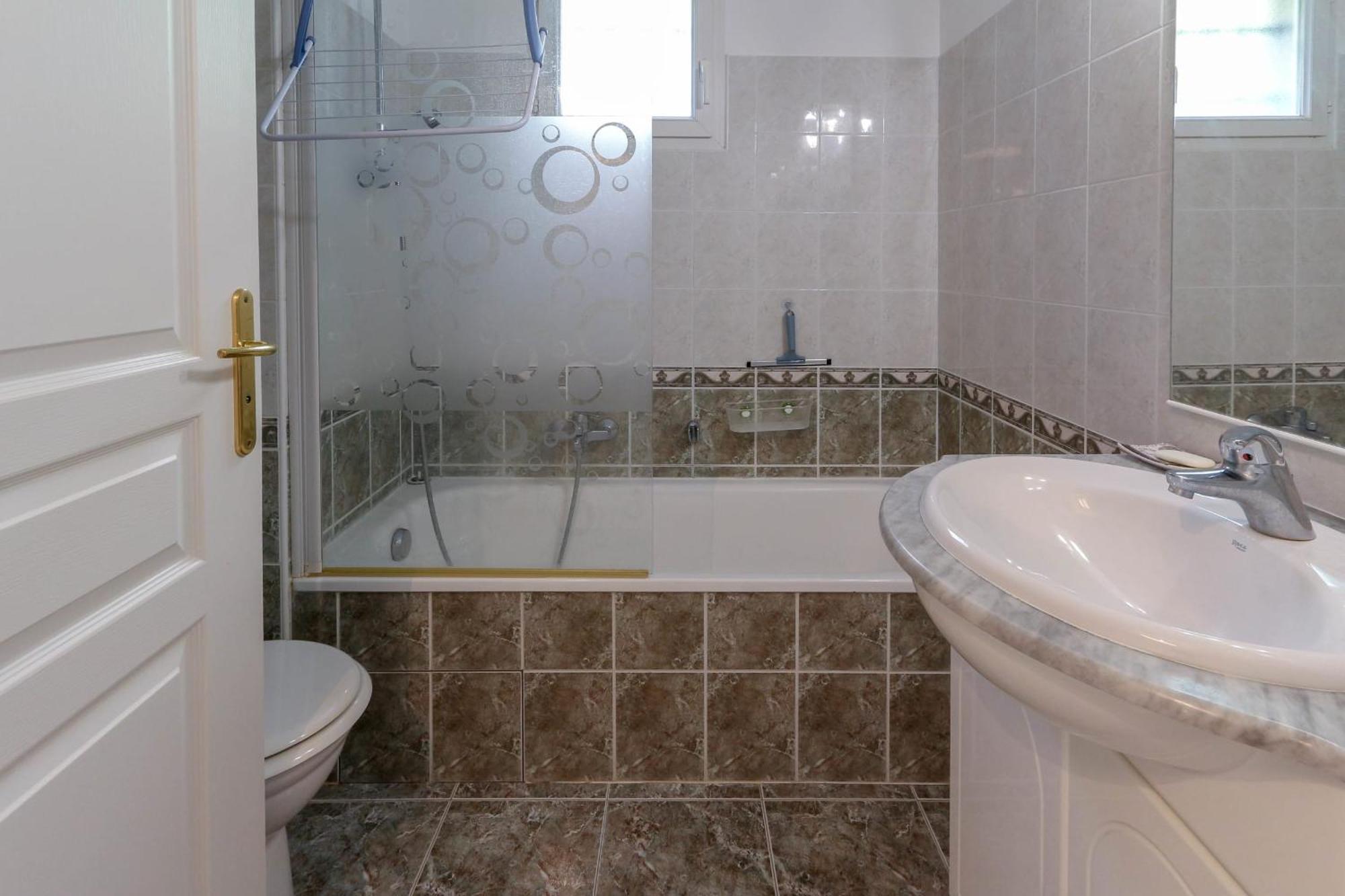 Appartement Charming & Bright Flat With Ac Garden 300m And Closed Garage - Benakey *