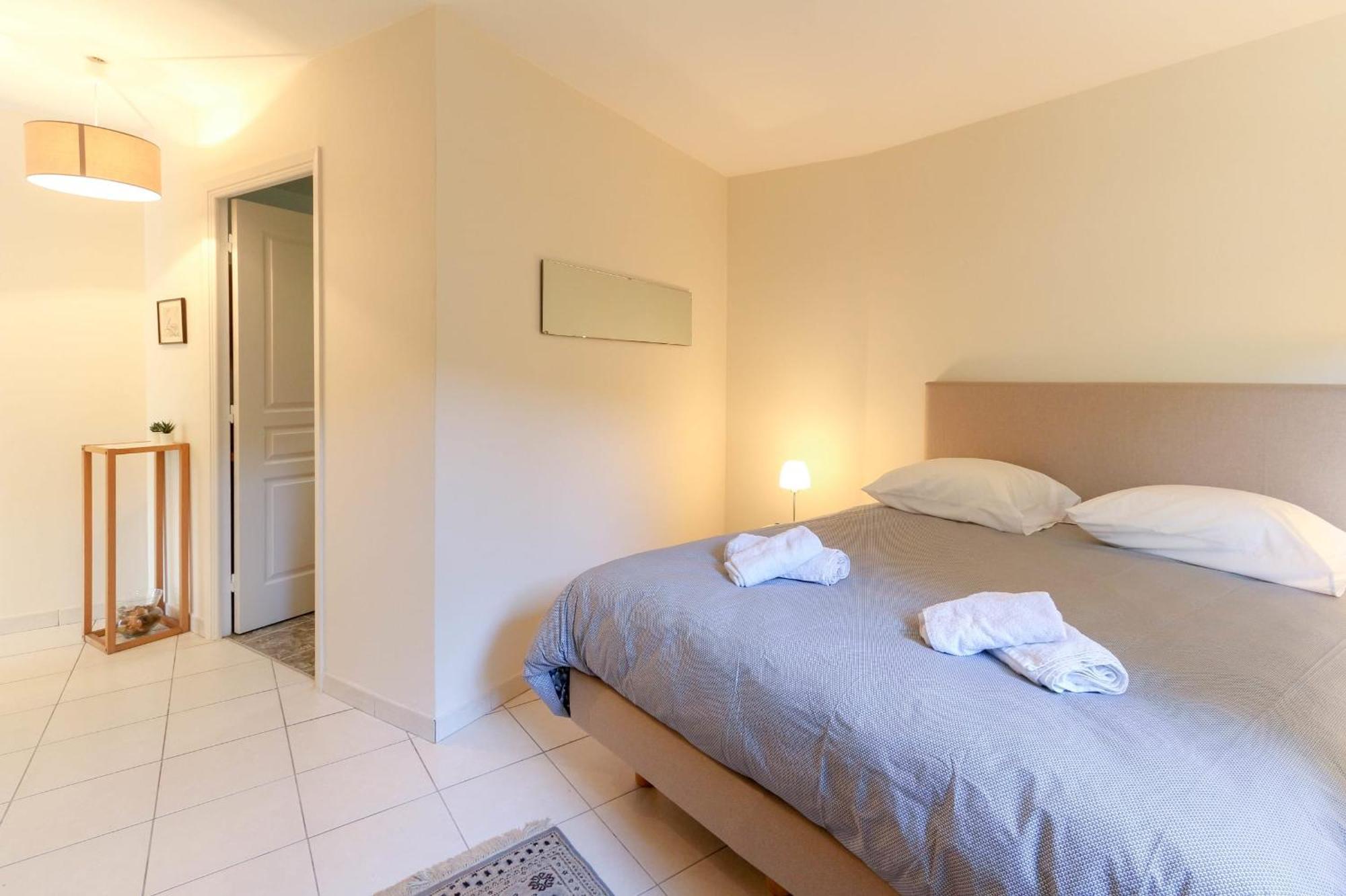 Charming & Bright Flat With Ac Garden 300m And Closed Garage - Benakey Appartement