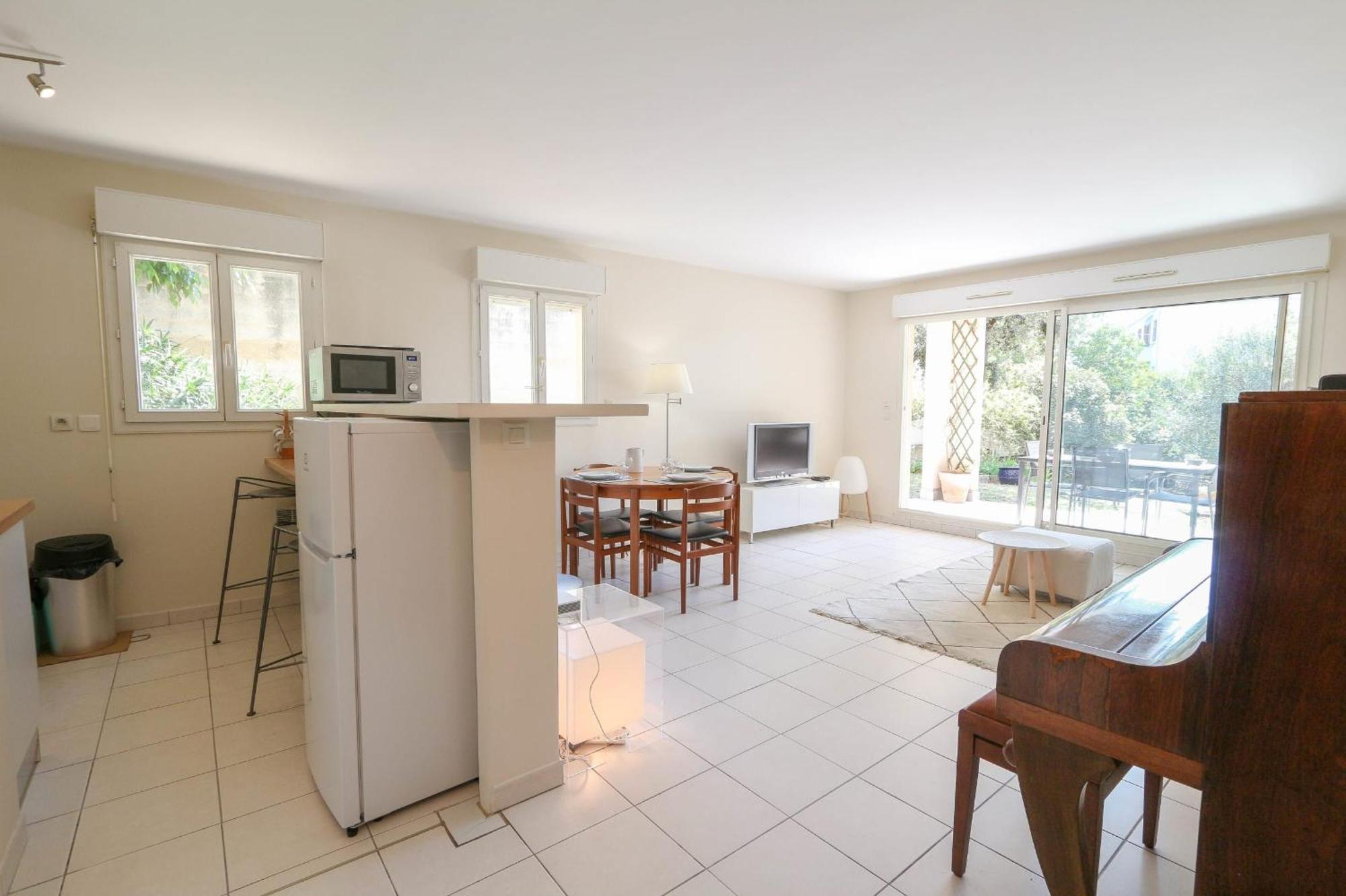Appartement Charming & Bright Flat With Ac Garden 300m And Closed Garage - Benakey *